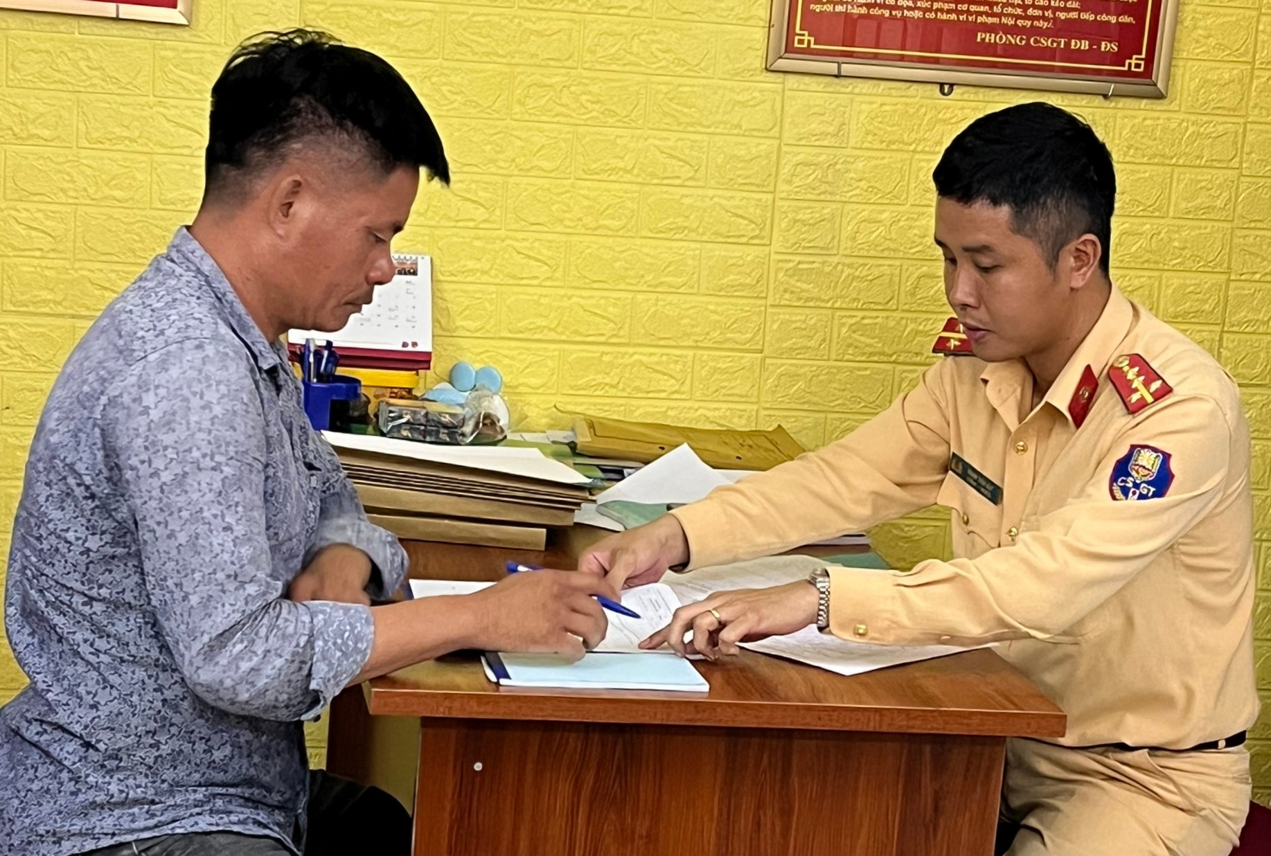 Tạm giữ giấy phép lái xe của  người điều khiển xe ô tô chở vật liệu xây dựng để rơi vãi và không có mui trên tuyến đường Nguyễn Công Hòa (quận Lê Chân)